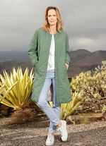 Kort kappa med tryckknappar i sidorna 