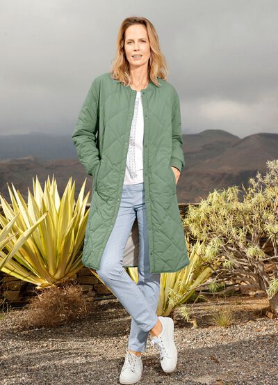 Kort kappa med tryckknappar i sidorna 