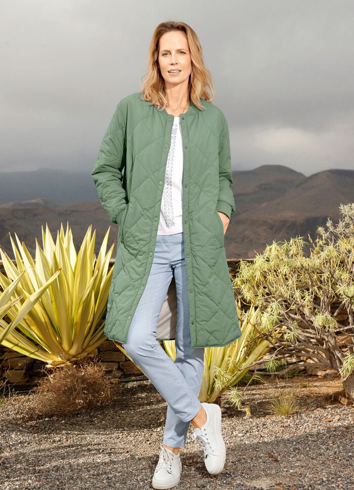 Kort kappa med tryckknappar i sidorna 