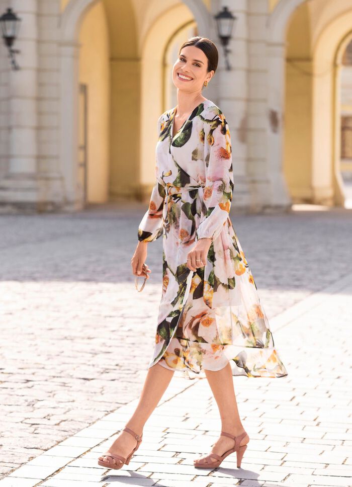 Kl&auml;nning med knytsk&auml;rp 