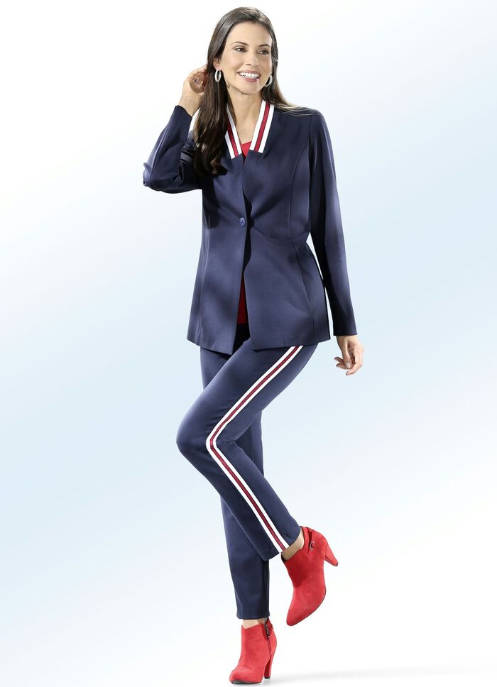 kavaj med gl&auml;nsande garnrandkant 