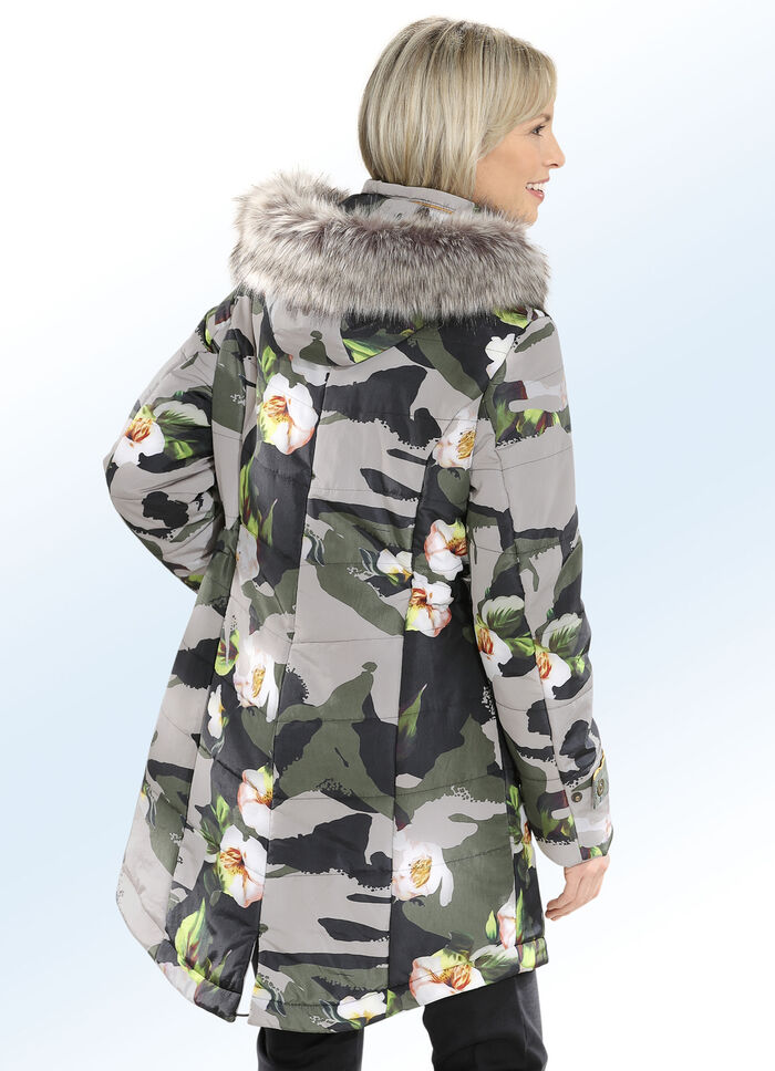 Kort kappa med kamouflage och blommig design 