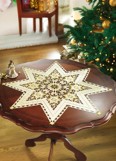 Vackert broderad bordsdekoration 