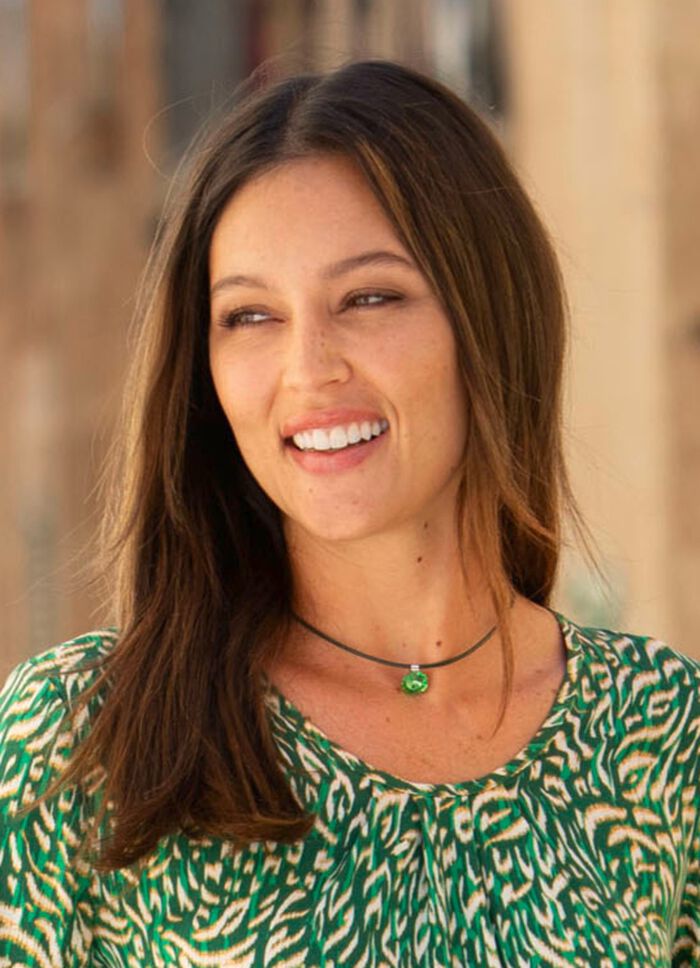 Halsband med gr&ouml;nt l&auml;dersn&ouml;re och Rivoli glassten 