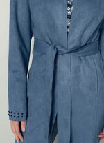 Kavaj med nitar p&aring; &auml;rmsluten 