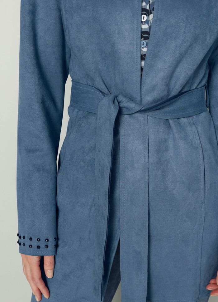 Kavaj med nitar p&aring; &auml;rmsluten 