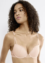 Triuimph push-up-bh med bygel i fin elastisk spets 