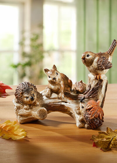 Skogens djur p&aring; en tr&auml;dstam 