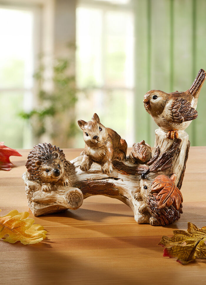 Skogens djur p&aring; en tr&auml;dstam 