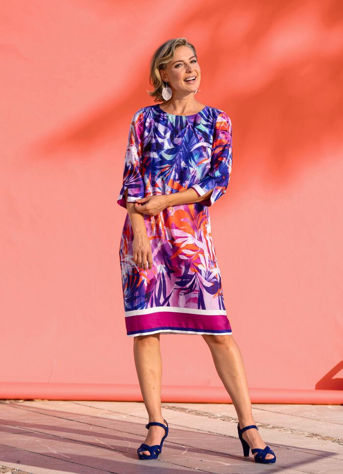 Kl&auml;nning med uttrycksfullt kanttryck 