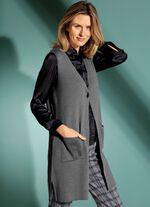 Stickad v&auml;st med dekorativ kn&auml;ppning 