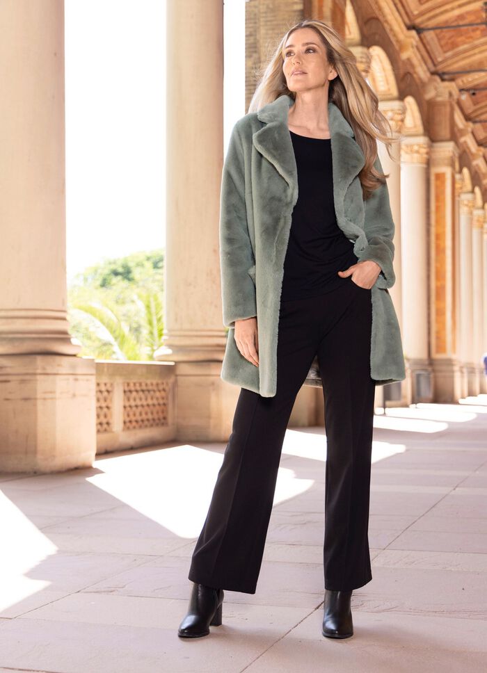 Kort kappa med p&aring;sydda fickor 