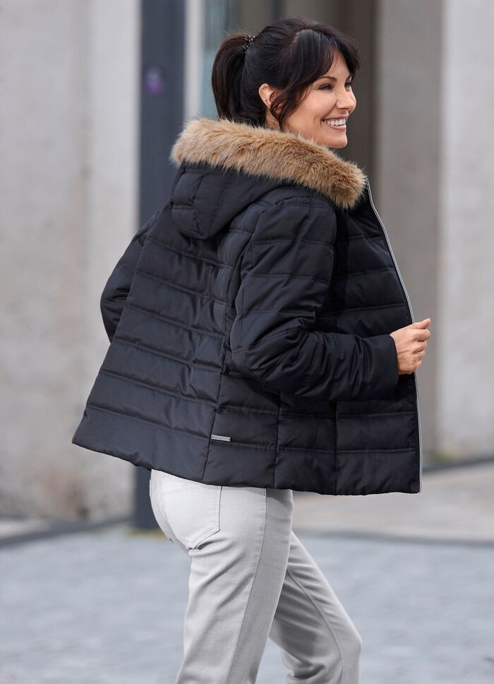 Kort jacka med avtagbar fuskp&auml;lskant 