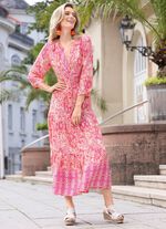 Kl&auml;nning med ett vackert tryck 