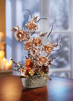 Rosarrangemang i en sk&aring;l 