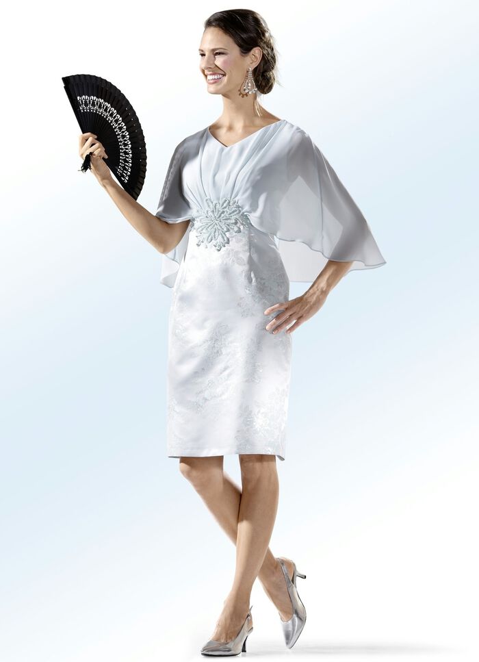 Festkl&auml;nning med chifonkant i ponchoform 