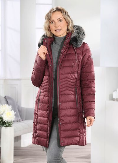 Kort kappa med l&auml;ngsg&aring;ende quiltning p&aring; sidorna 