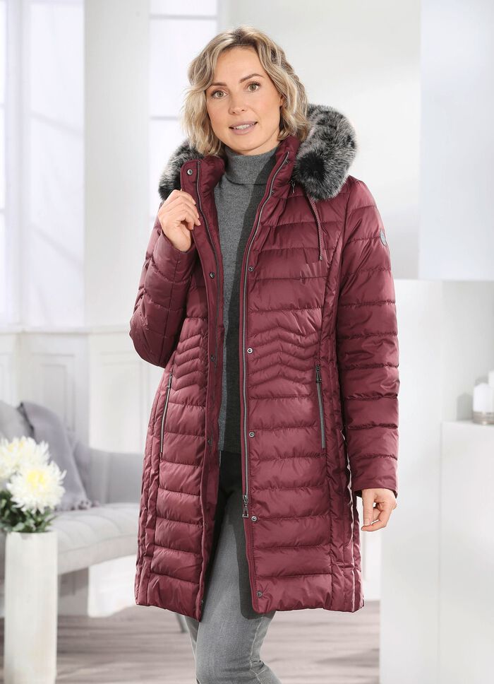 Kort kappa med l&auml;ngsg&aring;ende quiltning p&aring; sidorna 