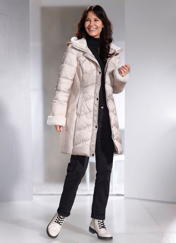 Kort kappa i en modern materialmix 