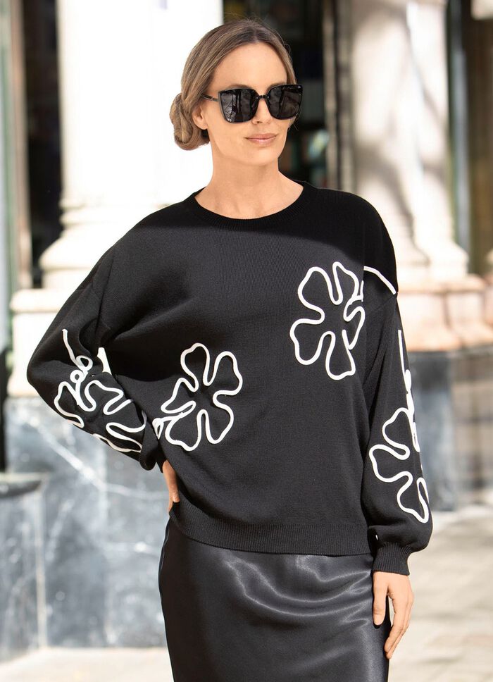 Tr&ouml;ja med genomarbetade blomapplikationer 