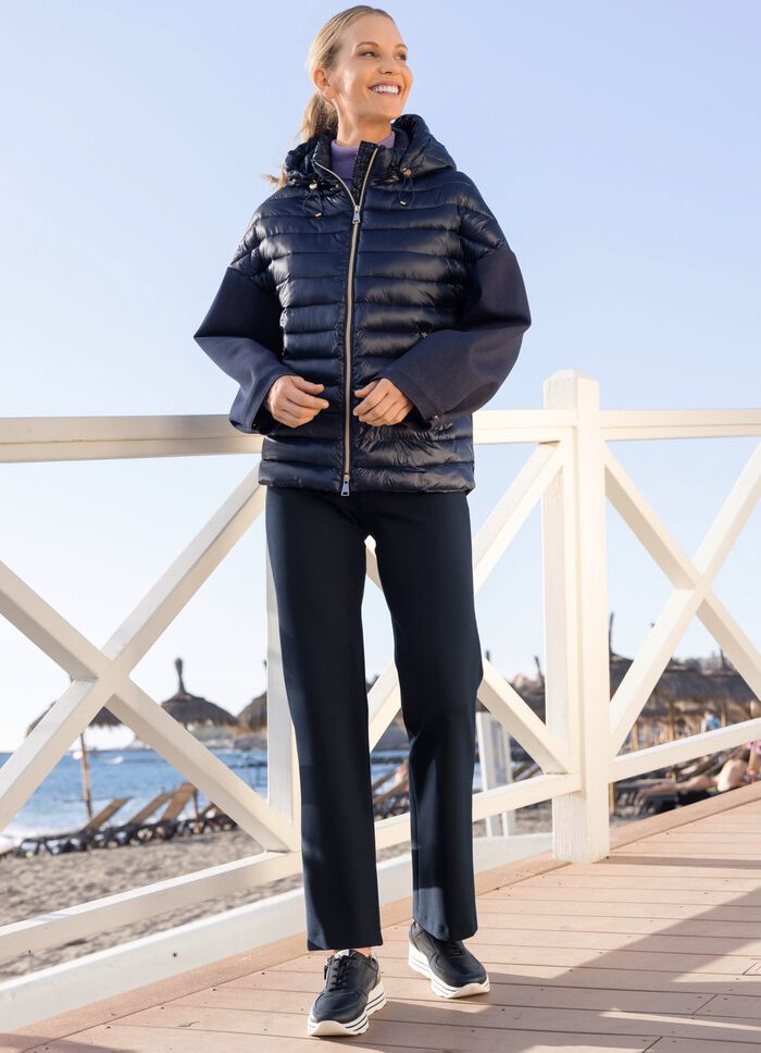 Jacka i en trendig materialmix 