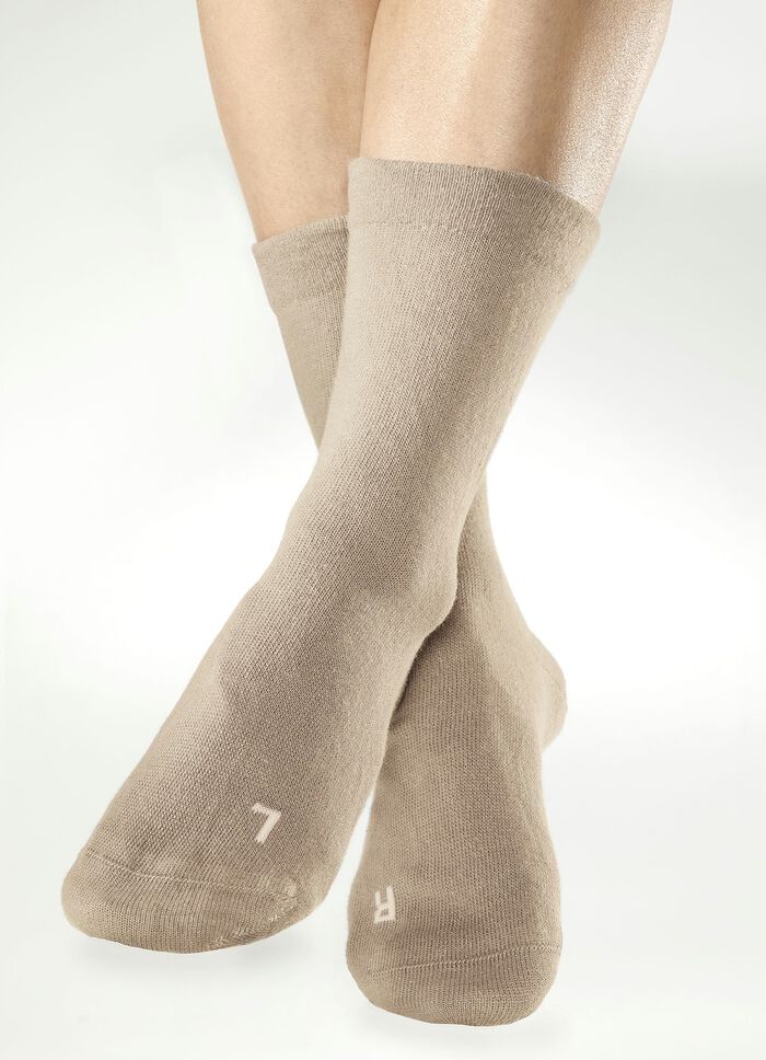 Bekv&auml;ma sockor i trepack 