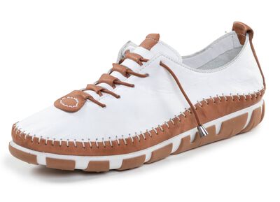 Skor med sn&ouml;rning 