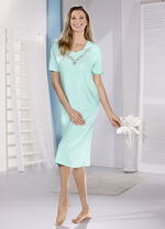 Vadl&aring;ng nattlinne med broderad spetsinsats framtill vid halsringningen 