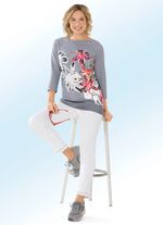 Magic-jeans med snygga nitar och trendiga fransar i nederkanten. 