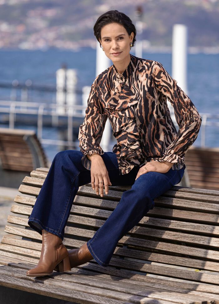 Blus med lekfulla volanger 