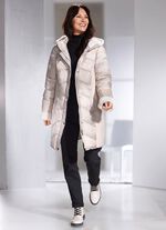 Kort kappa i en modern materialmix 