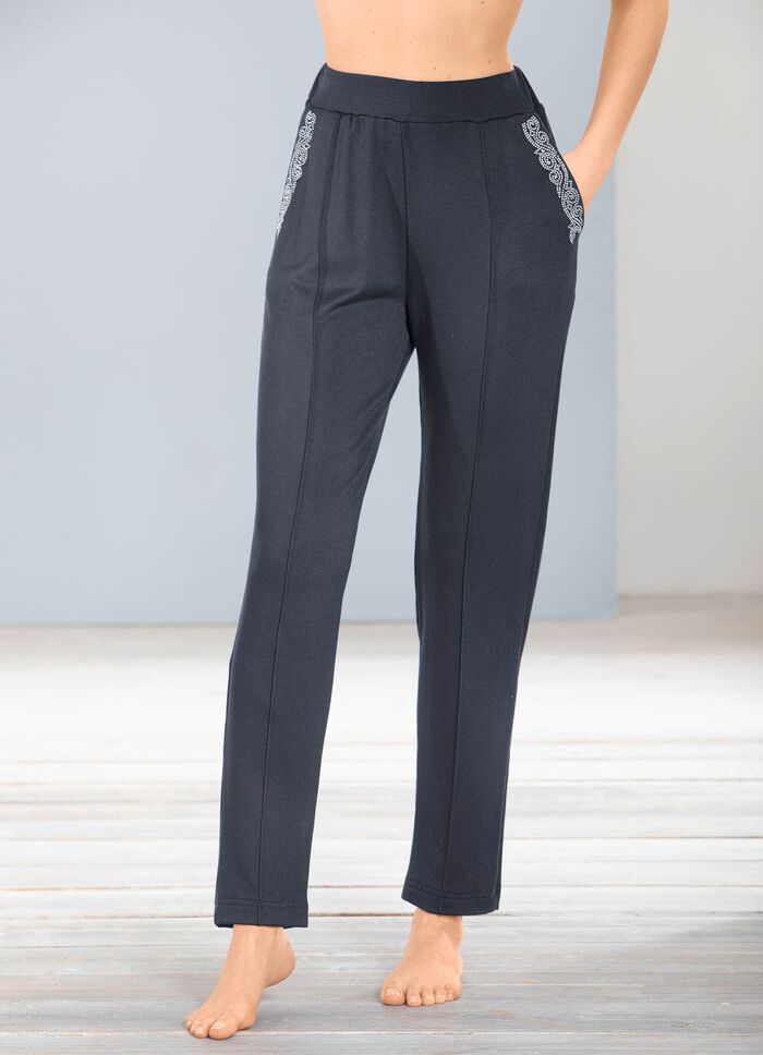 Byxor med &auml;delstensutsmyckning 