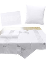 Duk med dekorativ hålslagning VIT