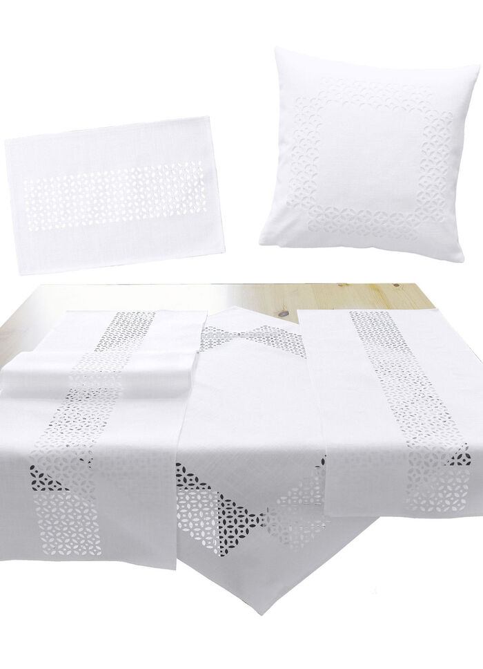 Duk med dekorativ hålslagning VIT