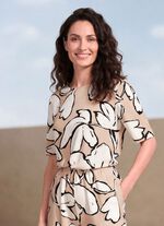 Tr&ouml;ja med b&aring;tringad halsringning 