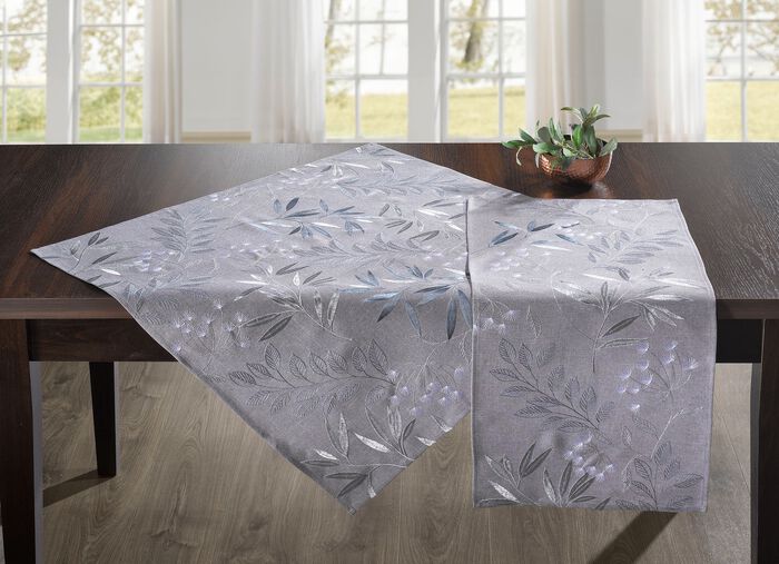 Broderade bord- och rumsdekorationer med gr&auml;s- och bladmotiv 