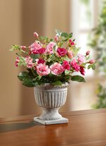 Vildrosarrangemang i trof&eacute;n 