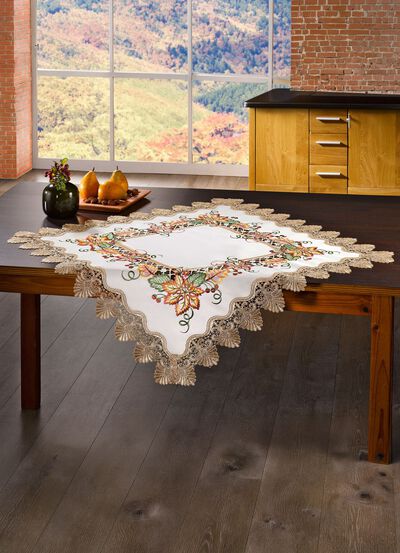 Genomarbetade tillbeh&ouml;r med rika blad- och rankor dekorationer 