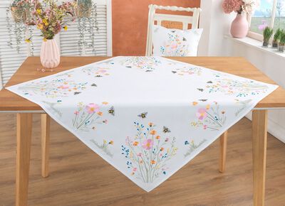 Broderad bords- och rumsdekoration med motiv av vildblommor 