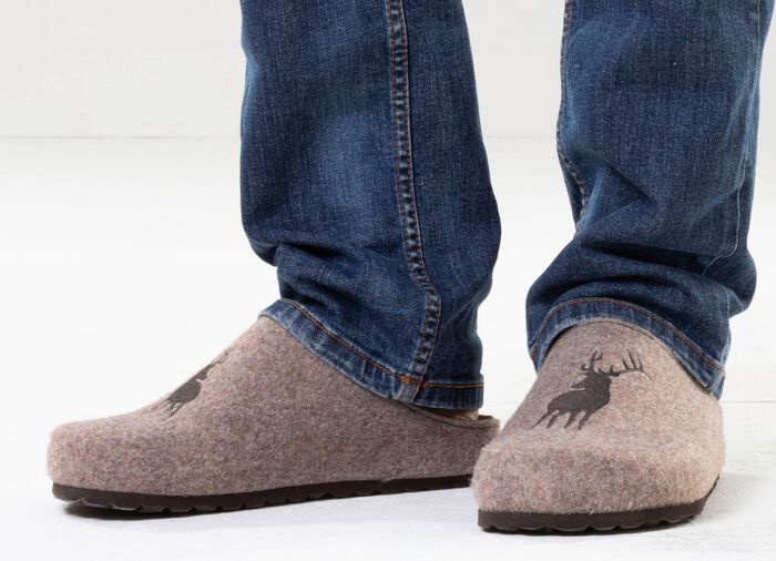 GINO GALANTE, trendiga herrtofflor, bredd H, med hjortbroderi SAND