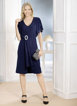 Klänning med dekorativt spänne 