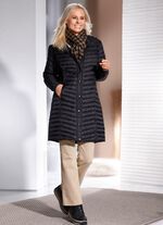 Kort kappa med praktisk v&auml;ska 