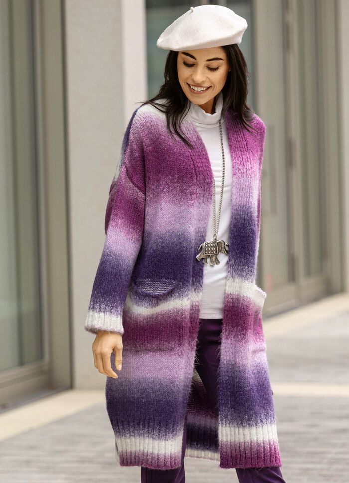 Stickad kappa av fluffigt effektgarn 