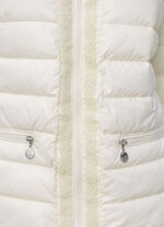 Jacka med dekorativ p&auml;rlkant 