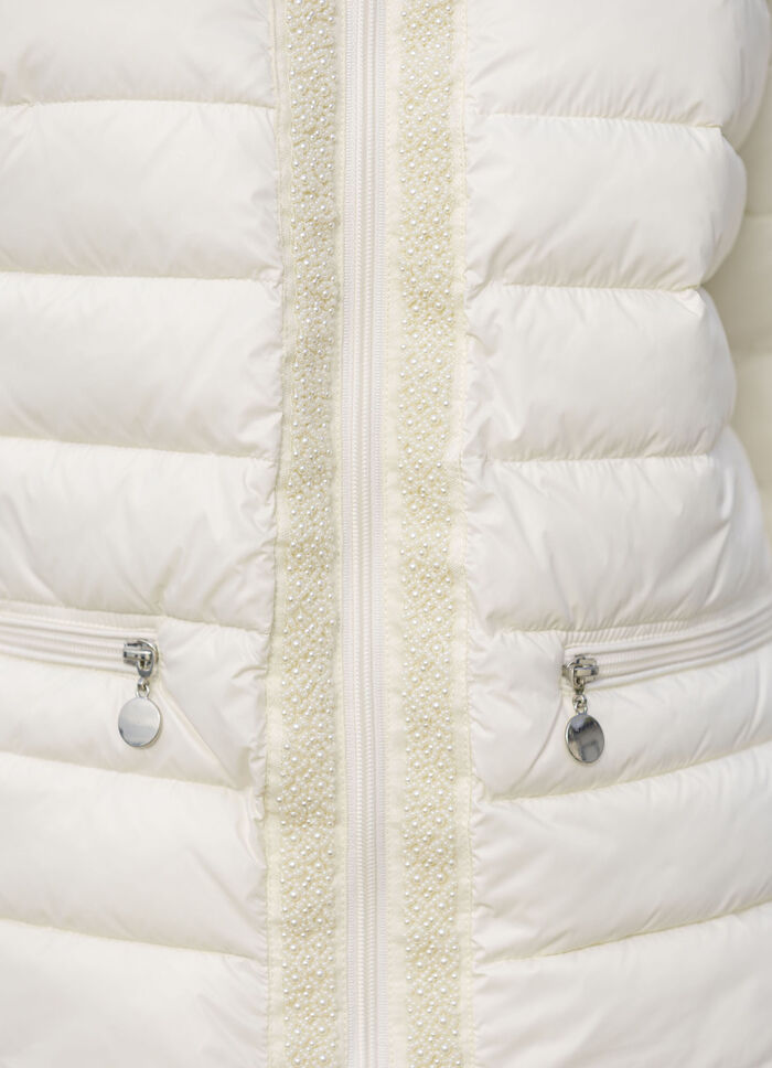 Jacka med dekorativ p&auml;rlkant 