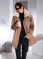 Jacka med fuskp&auml;lskant p&aring; kragen 