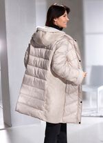 Kort kappa i en modern materialmix 