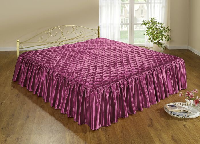 Elegant, glänsande överkast och örngott med quiltning i skallook VIN, RÖD