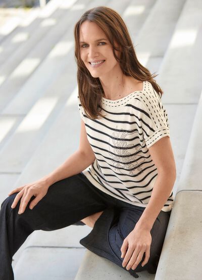 Tr&ouml;ja med blommigt paljettmotiv 