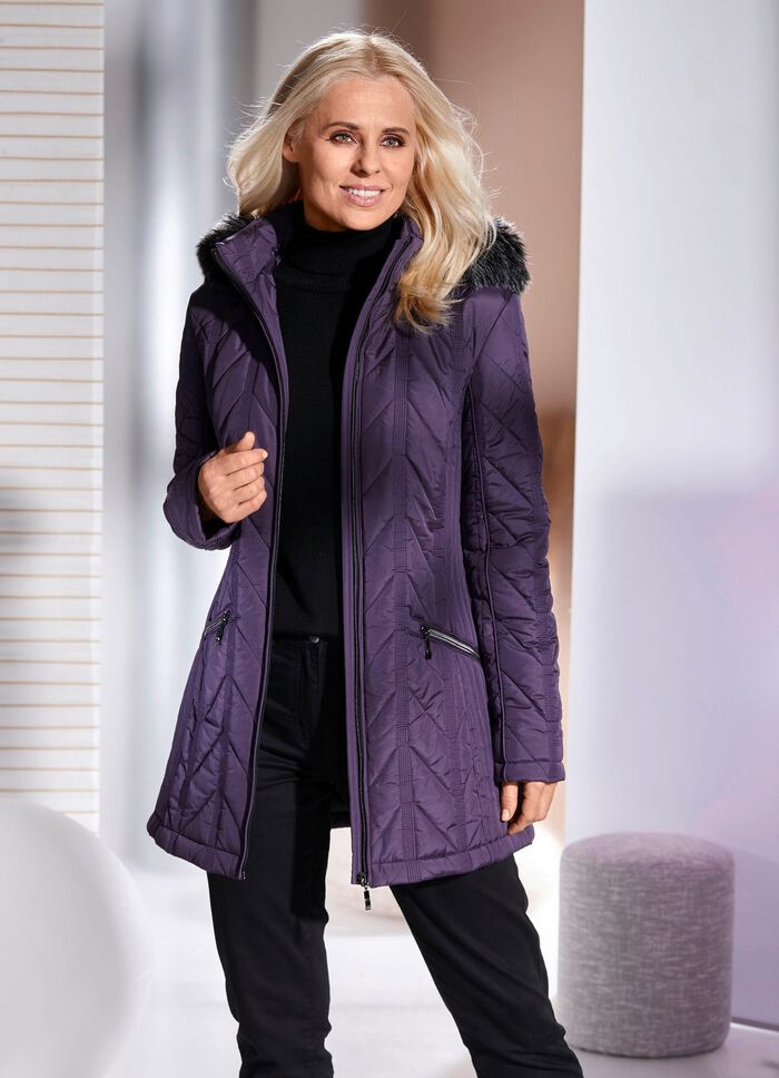 Jacka med l&auml;ngsg&aring;ende quiltning p&aring; sidorna 